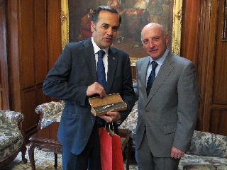 Vicente Rouco le hace entrega de un obsequio con motivo de la entrevista